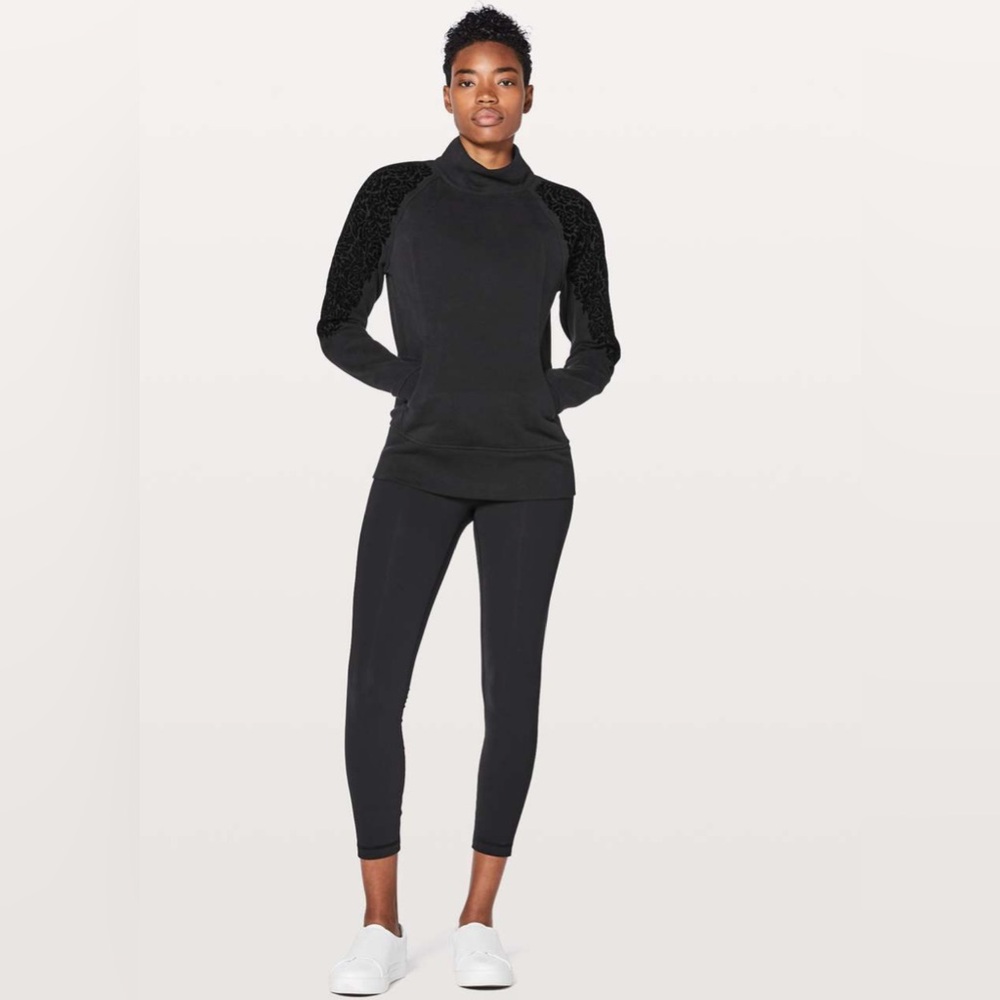 Lululemon Floral Flock Pullover
Black
size 4
H186